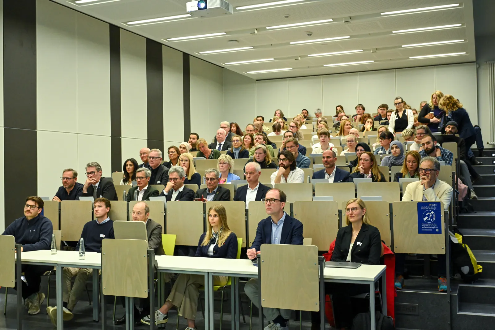 Publikum im Hörsaal der Universität Bielefeld zu Beginn des Symposiums