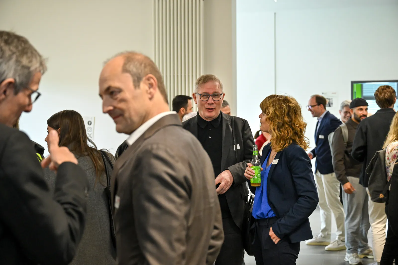 Austausch in der Kaffeepause im Foyer