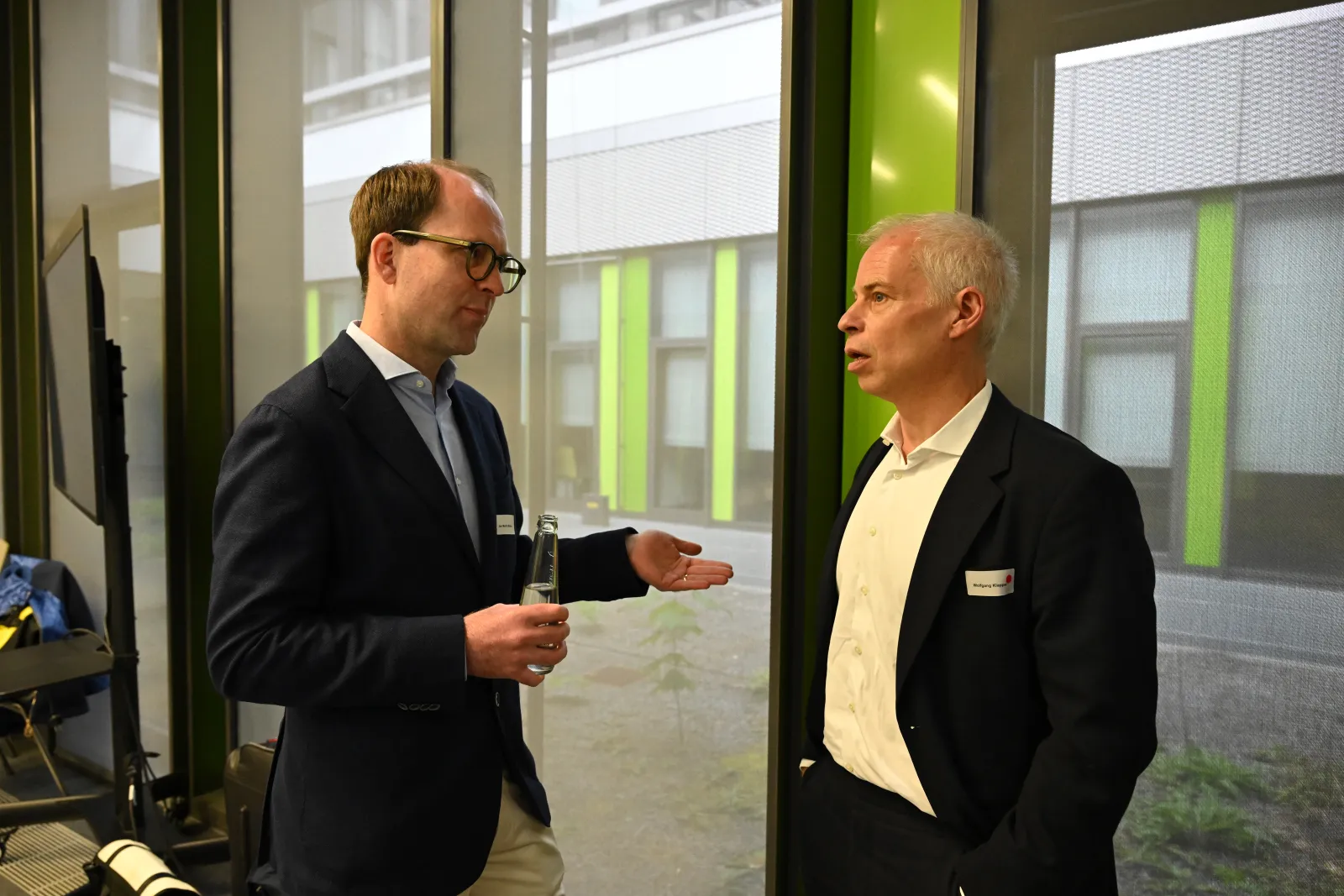 Zwei Teilnehmer im Atrium des Hörsaalgebäudes