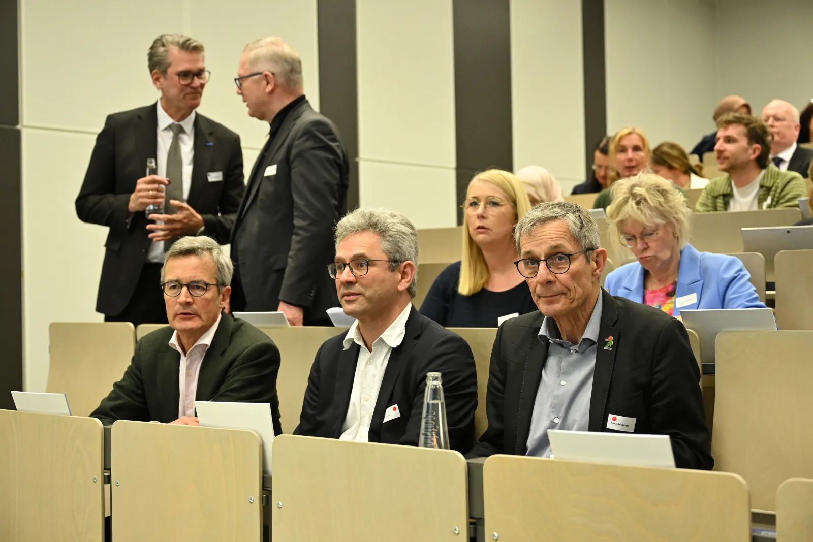 Teilnehmende im Hörsaal während eines Vortrags
