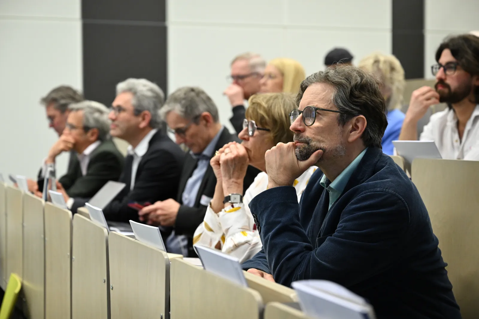 Konzentriertes Zuhören im Auditorium