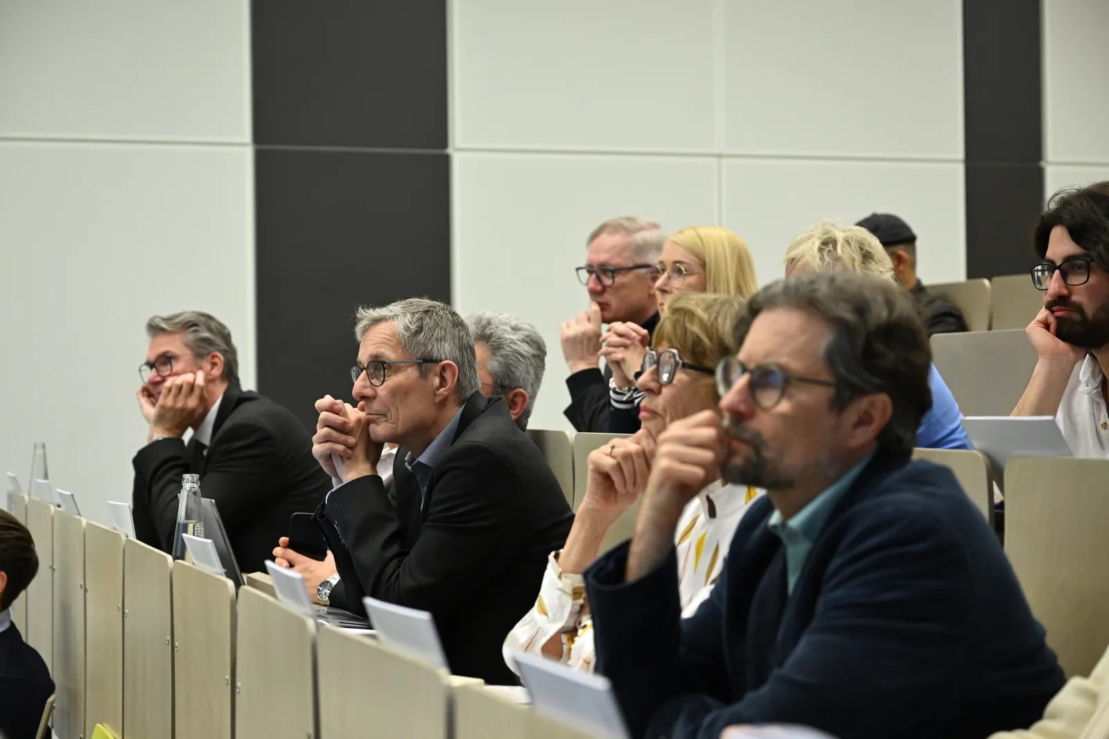 Aufmerksames Publikum während eines Fachvortrags