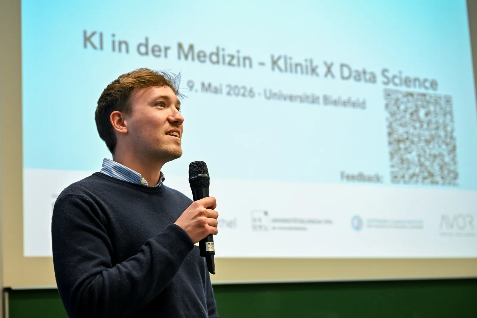Begrüßung und Einführung am Mikrofon