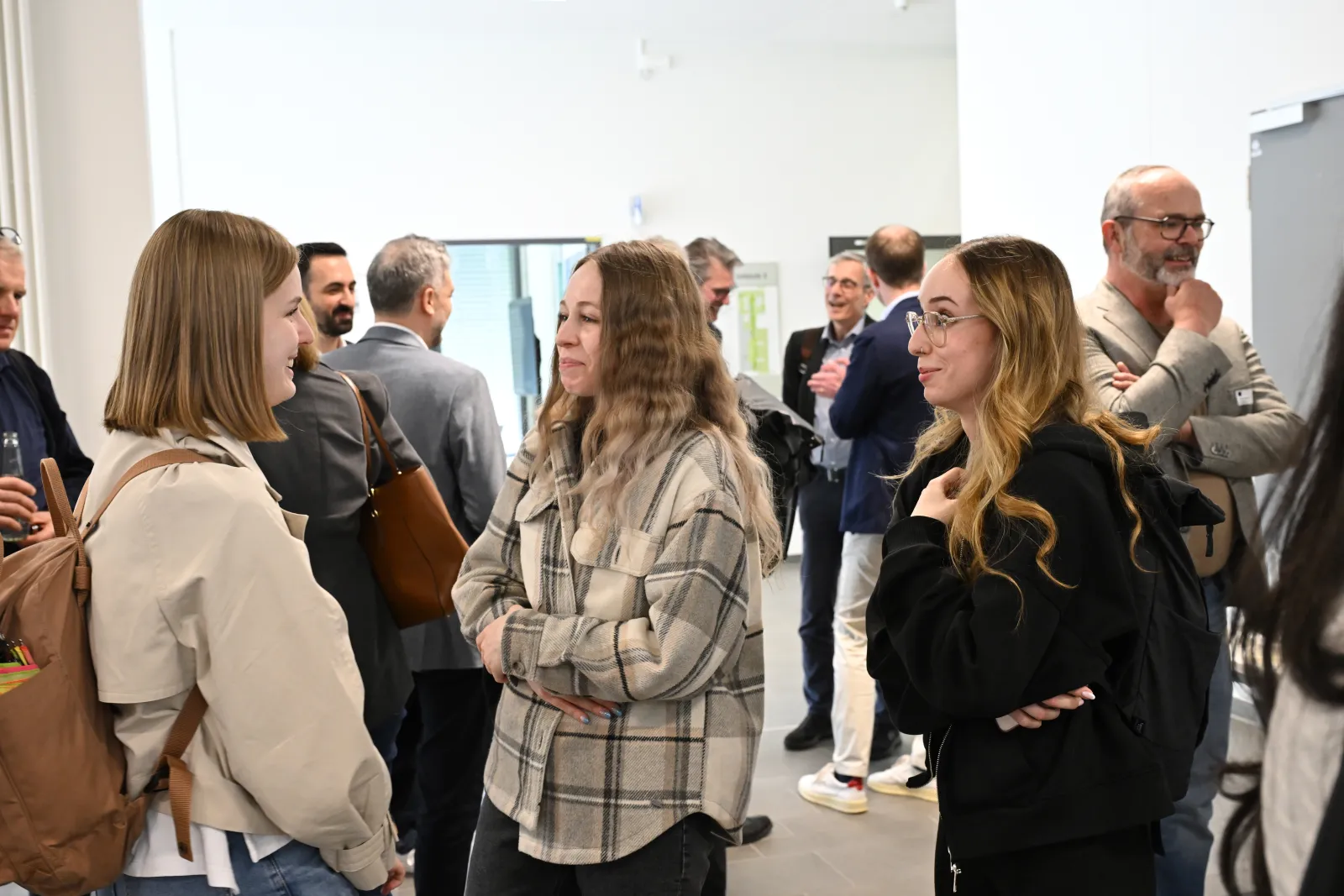 Networking im Foyer während der Mittagspause