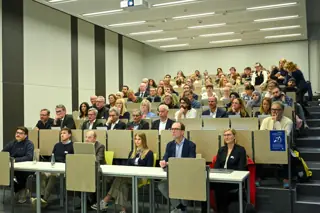 Publikum im Hörsaal der Universität Bielefeld zu Beginn des Symposiums