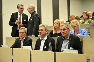 Teilnehmende im Hörsaal während eines Vortrags